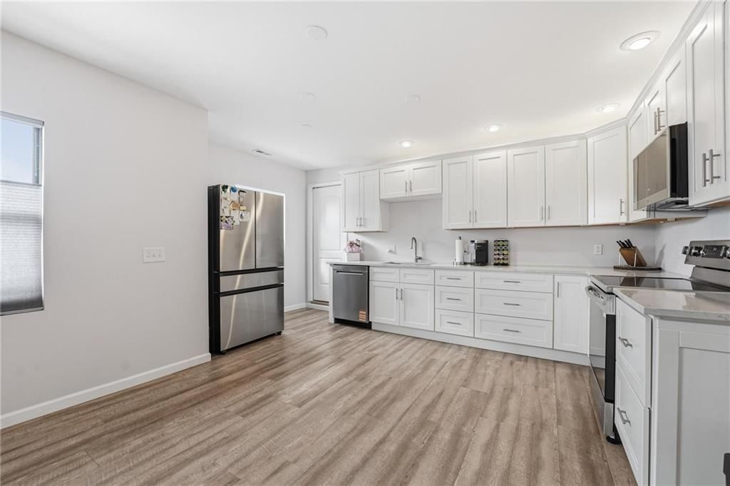 808 E 10th Street — photo 12
