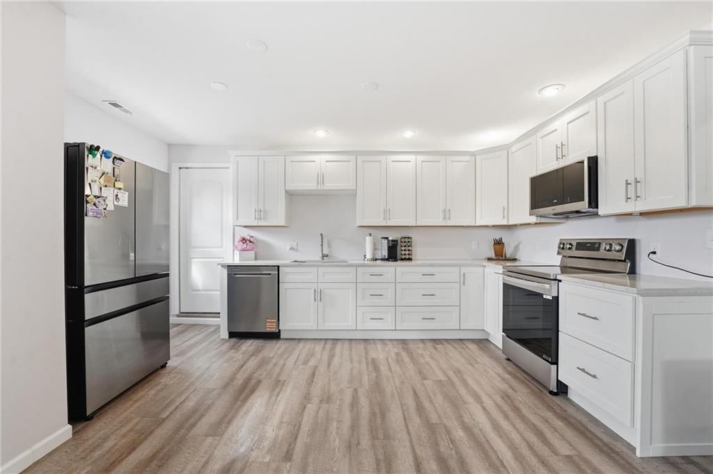 808 E 10th Street — photo 13