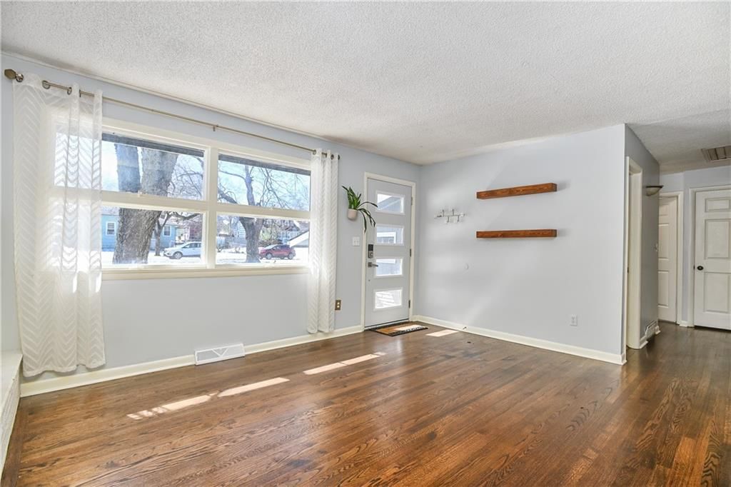 954 Sutton Court — photo 8