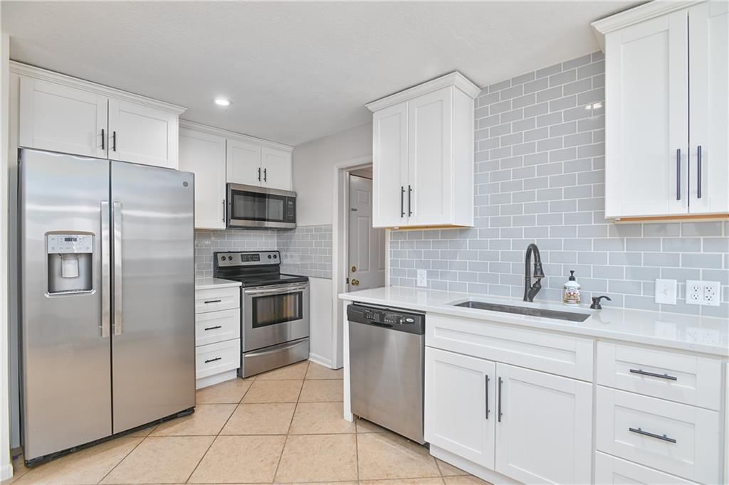 954 Sutton Court — photo 17