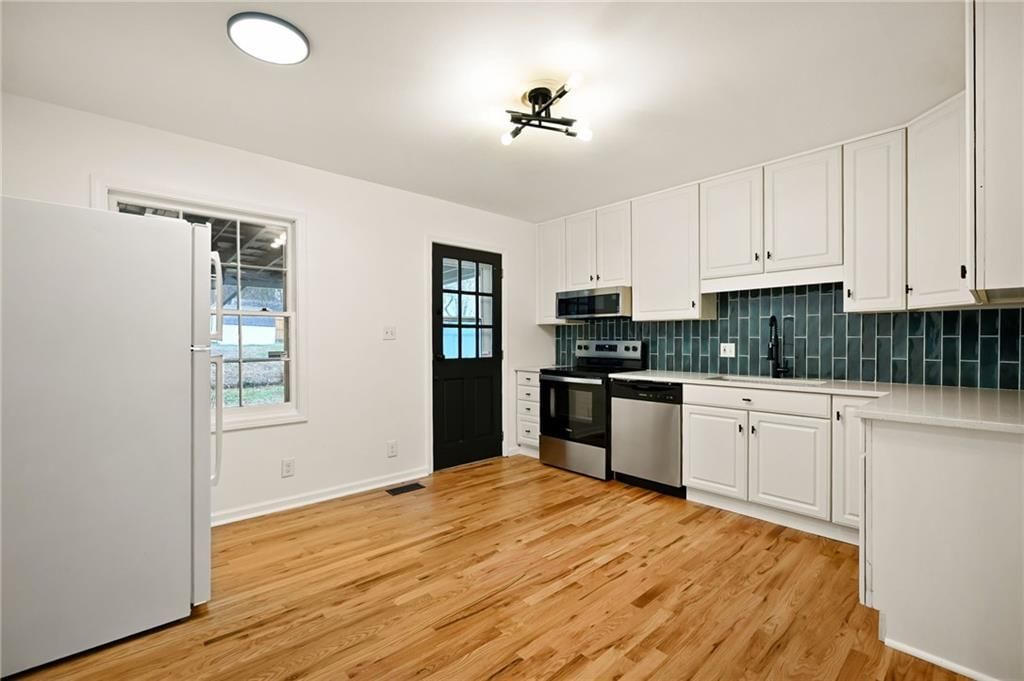 15211 Bellaire Avenue — photo 9