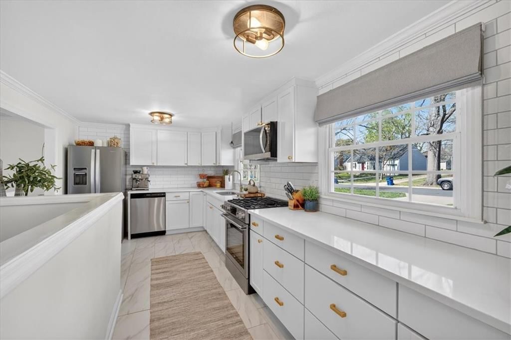 4021 W 73rd Terrace — photo 3