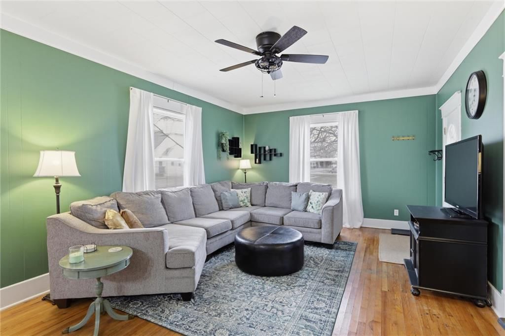 126 S OAK Street — photo 3