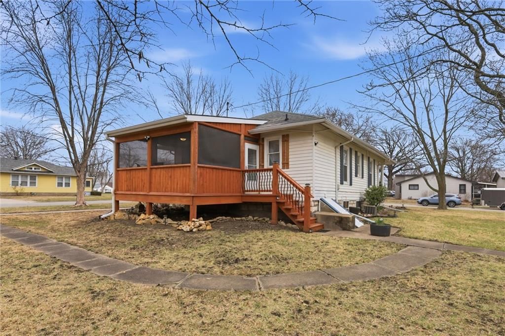 126 S OAK Street — photo 16