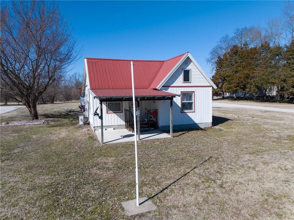 401 S 8th Street, Deepwater, MO