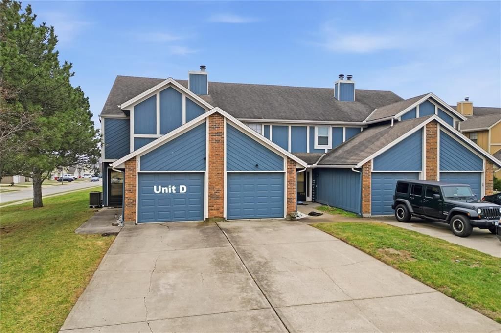 512 NE Brookwood Circle — photo 2