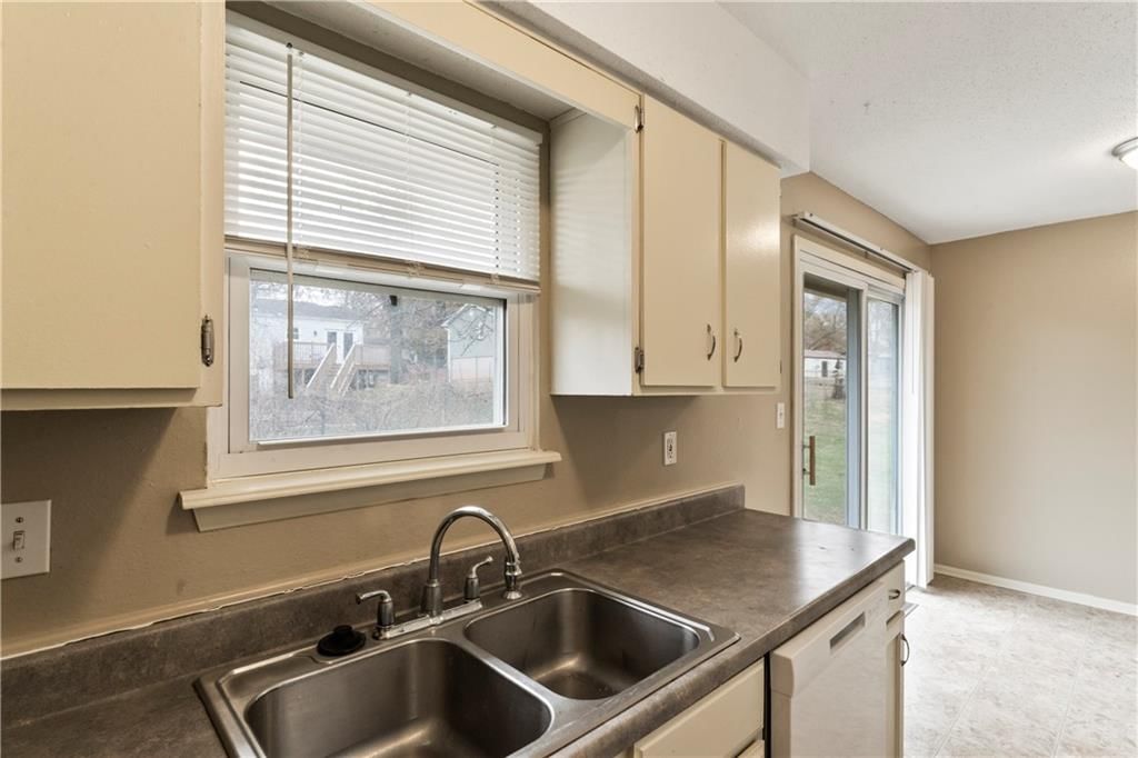 409 NE Westwind Drive — photo 11