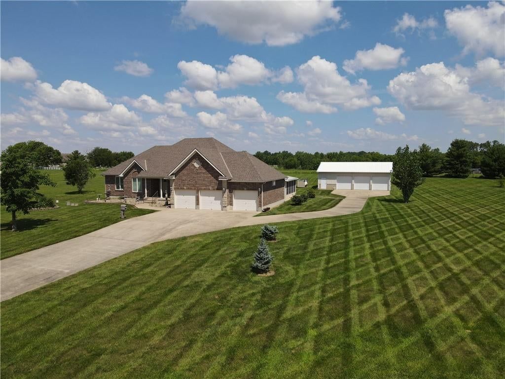19104 Autumn Lane, Pleasant Hill, MO: listing photo 3