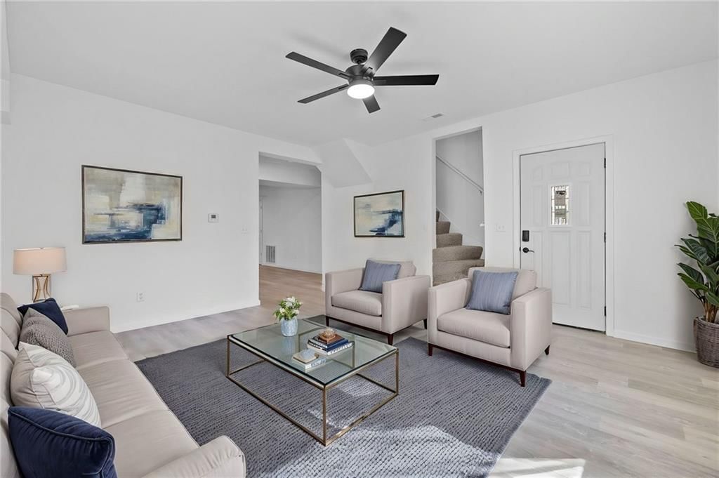 325 S Elm Street — photo 1
