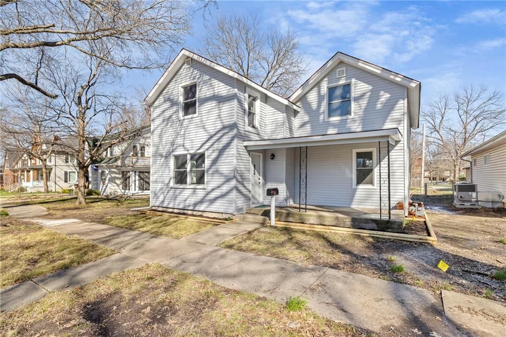 325 S Elm Street — photo 3