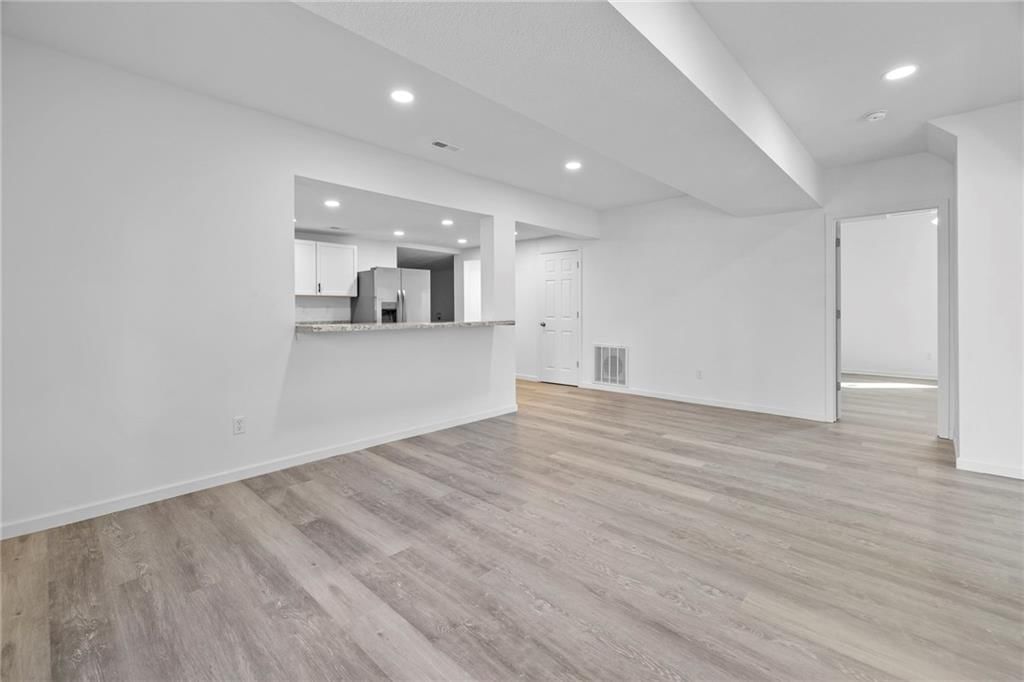 325 S Elm Street — photo 7