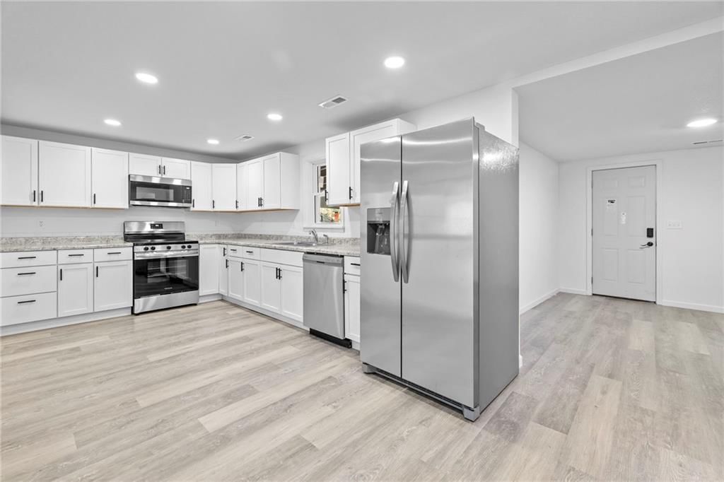 325 S Elm Street — photo 9