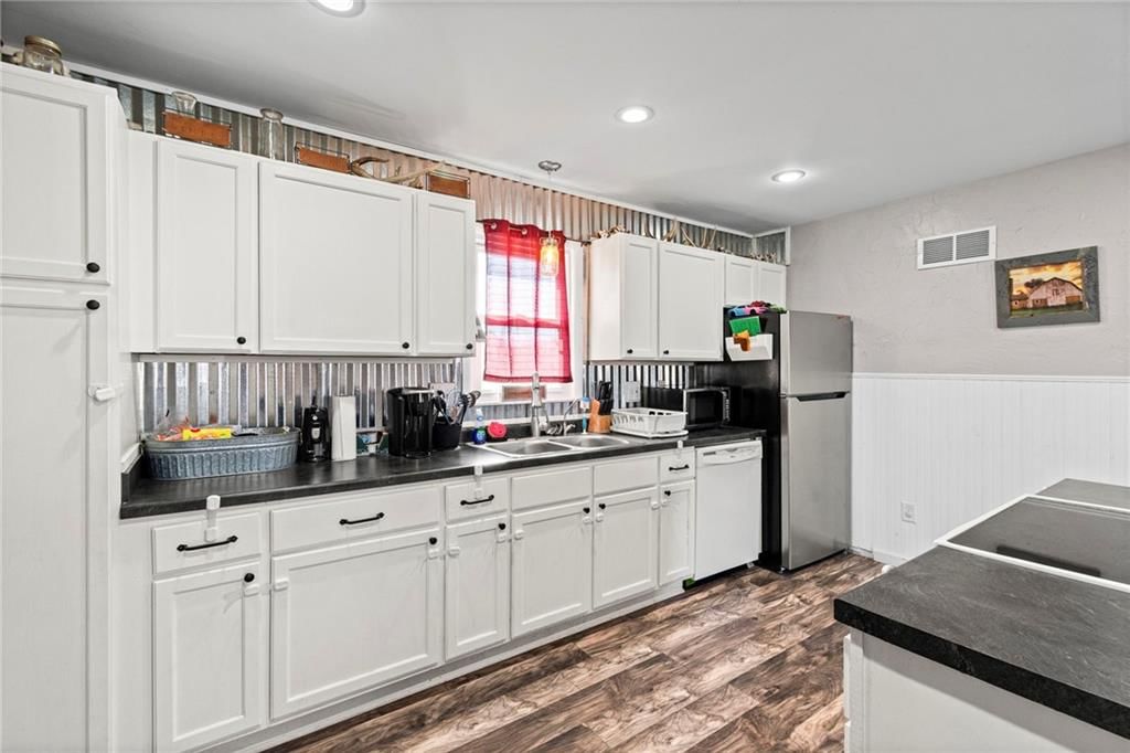 205 N Coats Street — photo 9