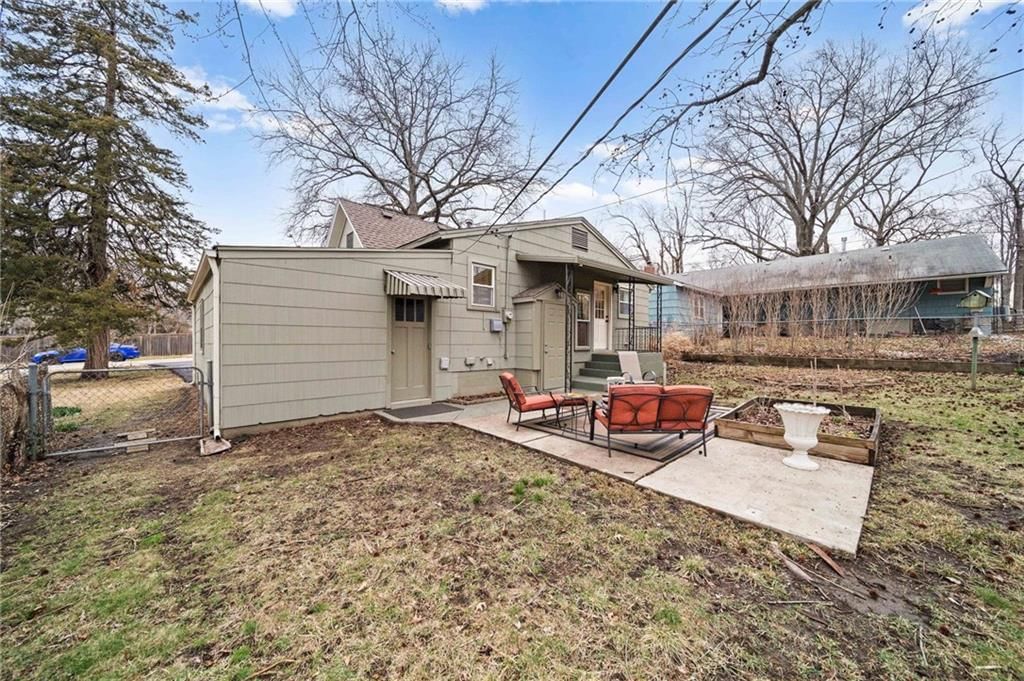 309 E 80th Terrace — photo 26