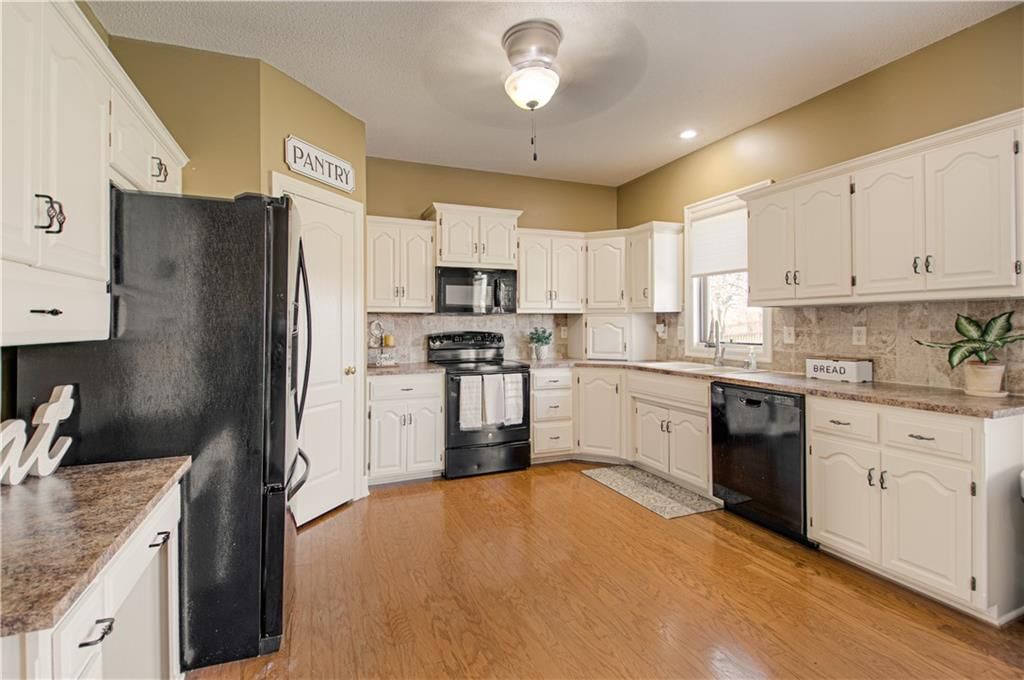 9422 N CAMPBELL Court — photo 16