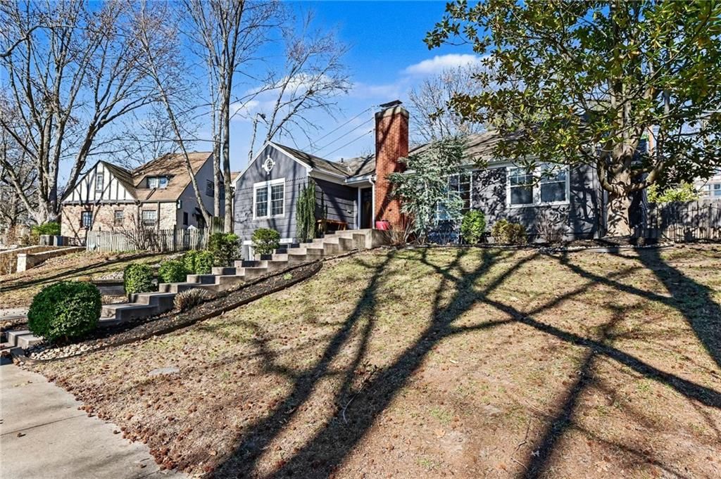 210 E Winthrope Road — photo 3