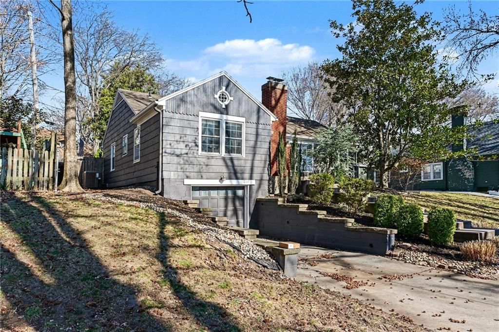 210 E Winthrope Road — photo 4