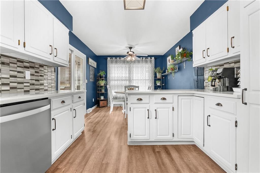 508 NE STONEWALL Drive — photo 9