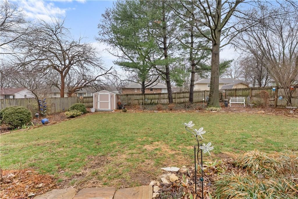 508 NE STONEWALL Drive — photo 33