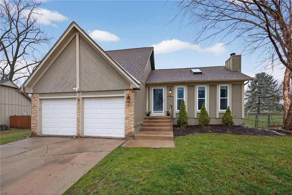 14014 S Cottonwood Drive, Olathe, KS