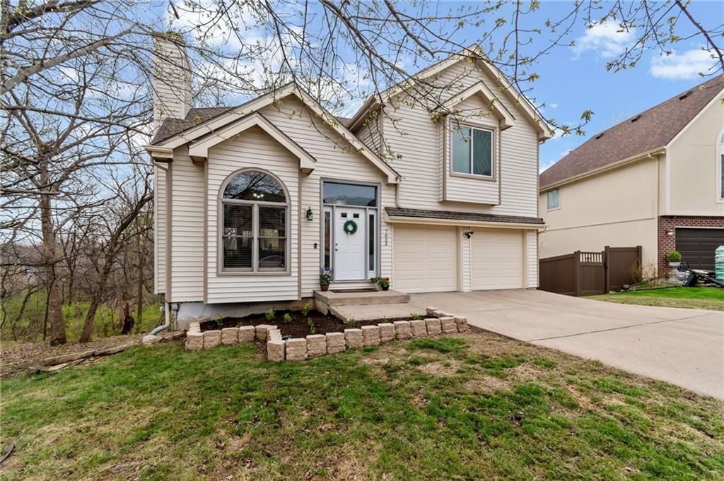7833 N Strathbury Avenue — photo 2