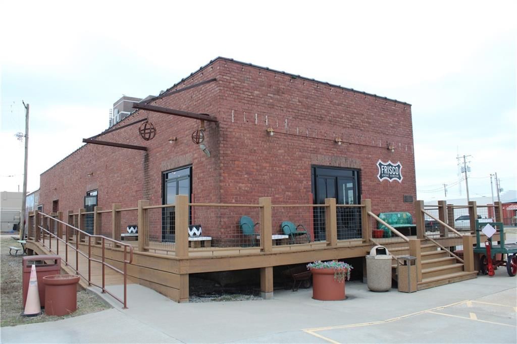 320 N Locust Street — photo 2