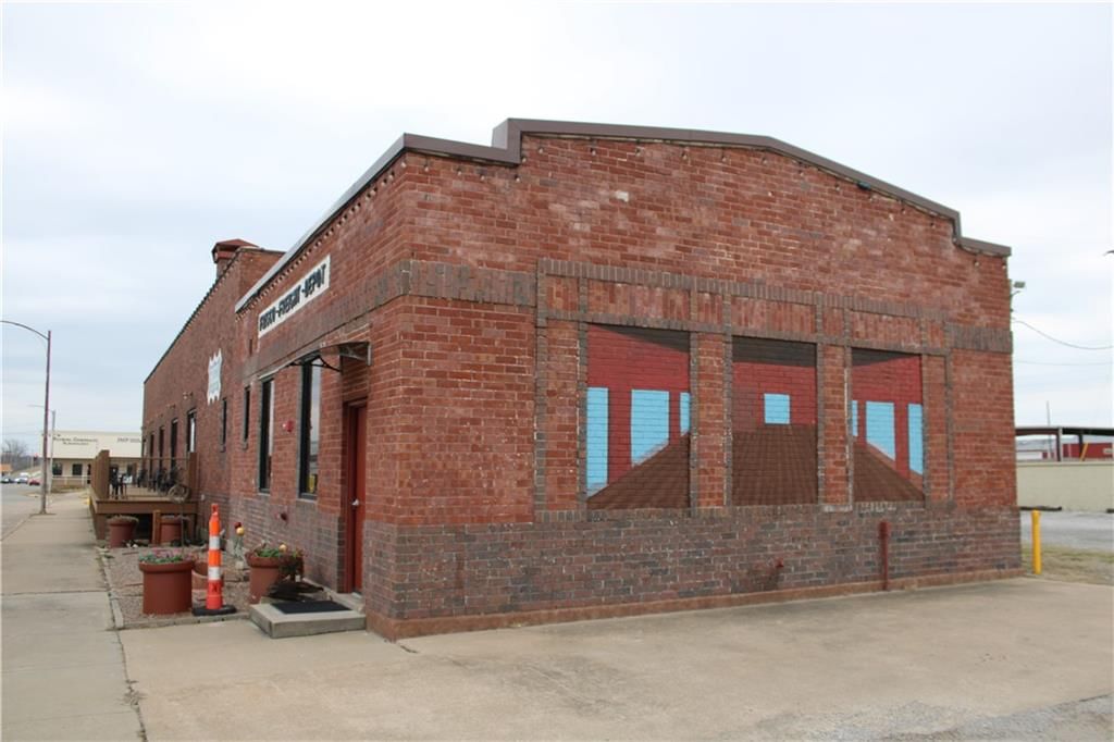 320 N Locust Street — photo 18