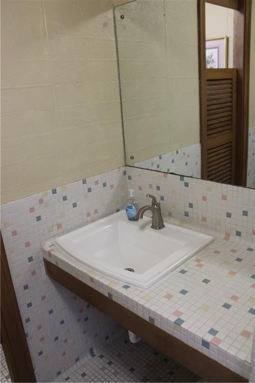 320 N Locust Street — photo 37