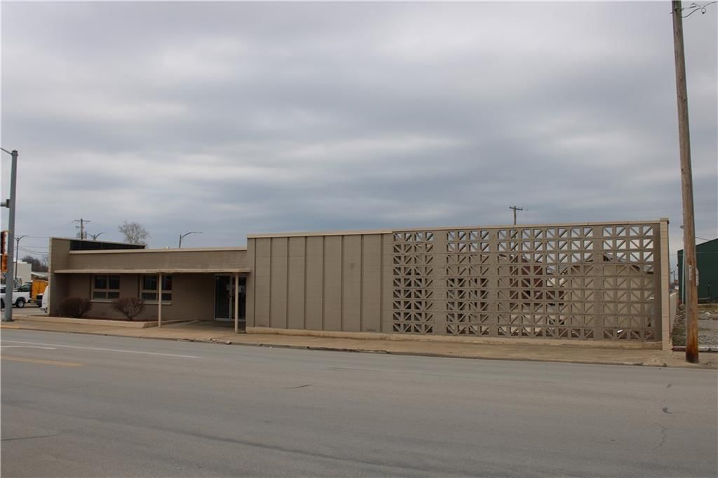 320 N Locust Street — photo 50