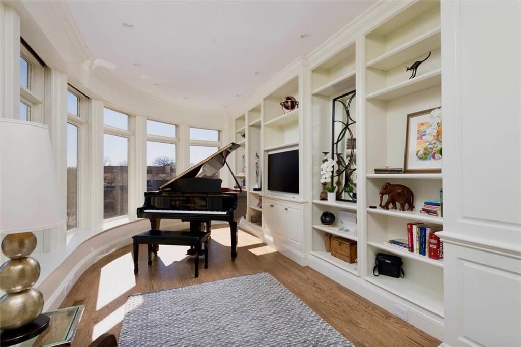 400 W 49th Terrace — photo 2