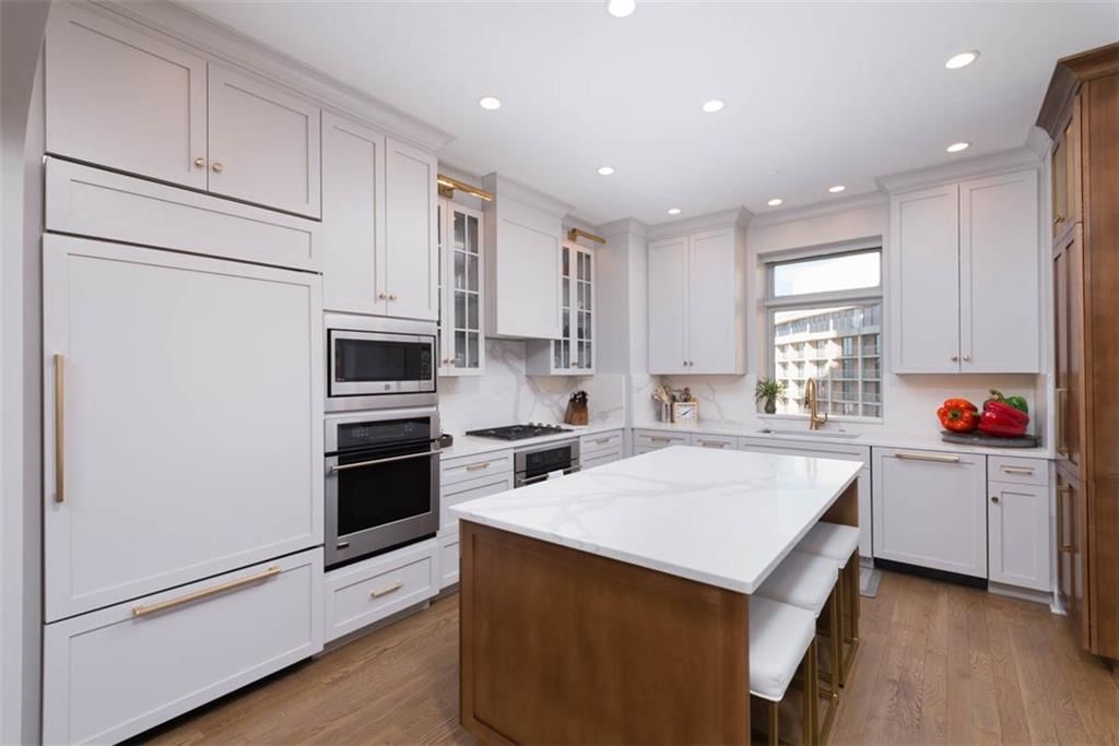 400 W 49th Terrace — photo 4