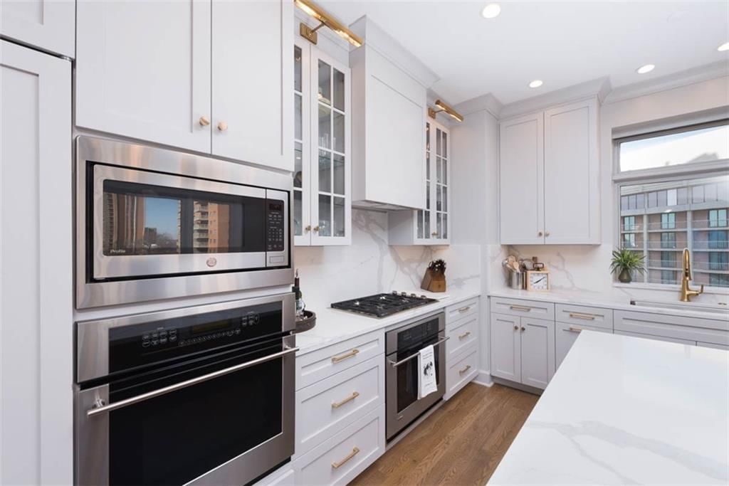 400 W 49th Terrace — photo 12