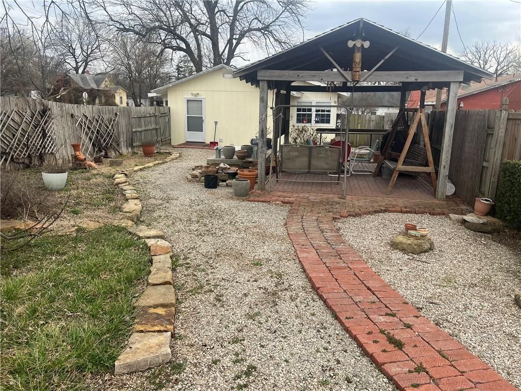 709 N Montgomery Street — photo 15