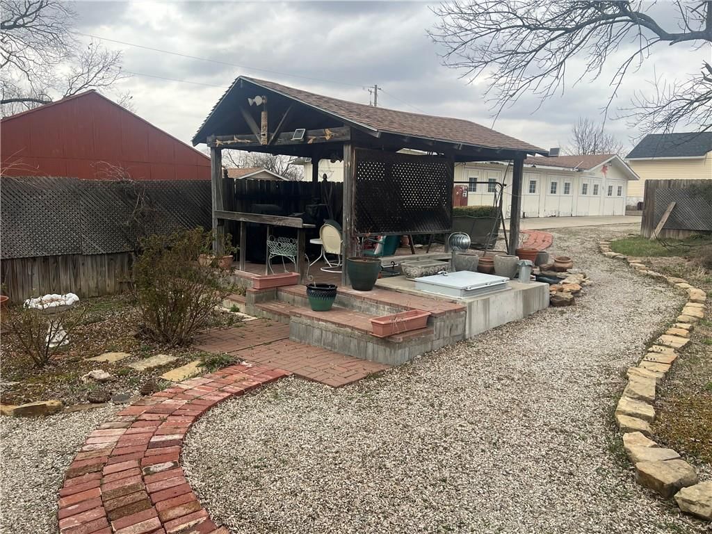 709 N Montgomery Street — photo 16