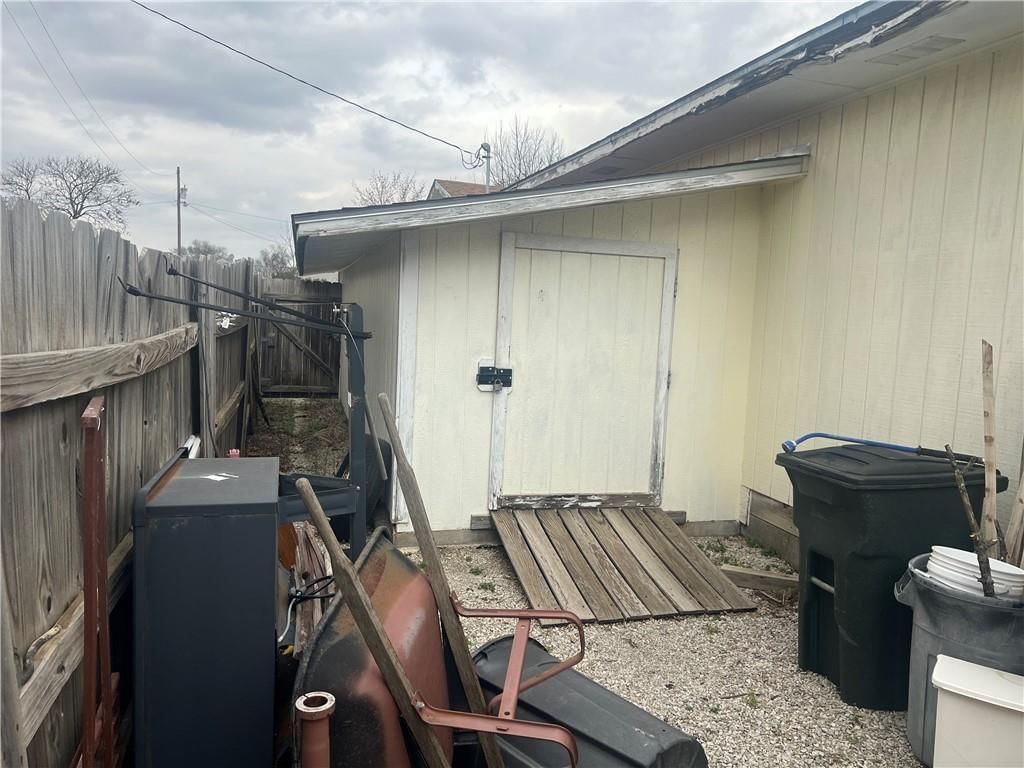 709 N Montgomery Street — photo 17