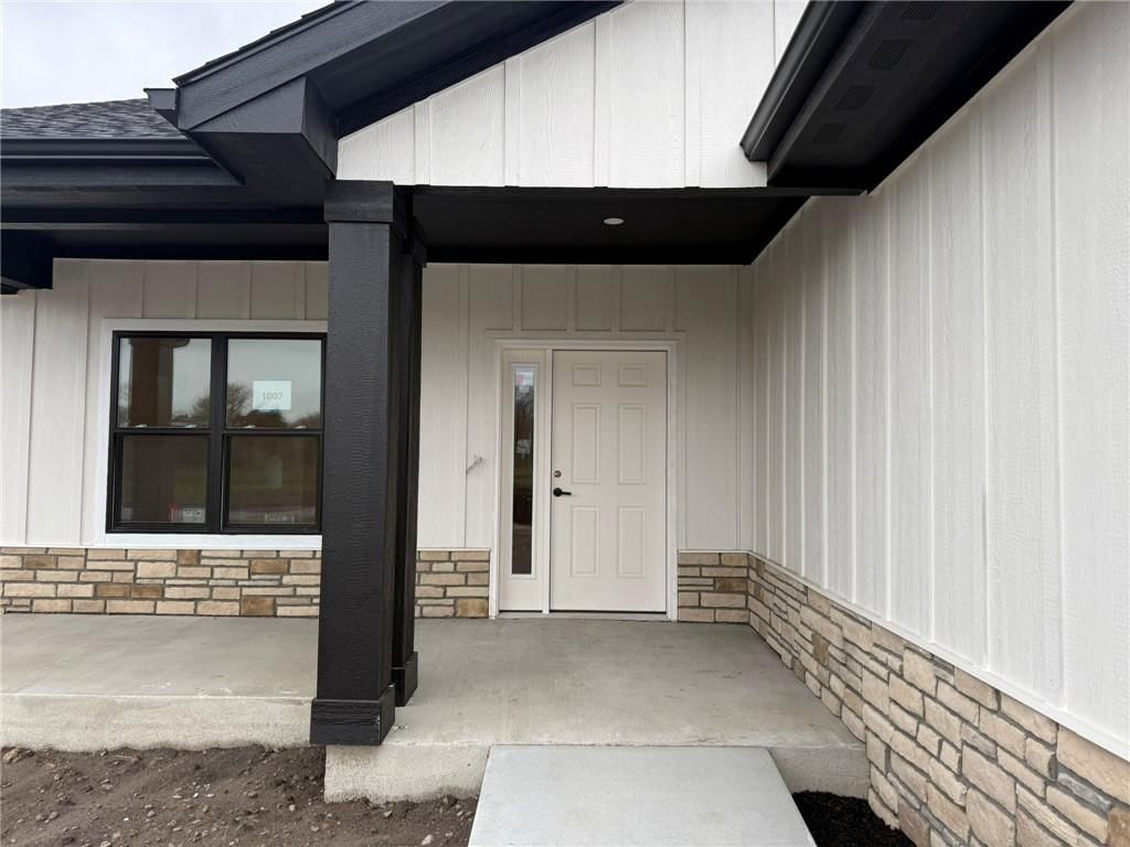 1007 George Court — photo 2