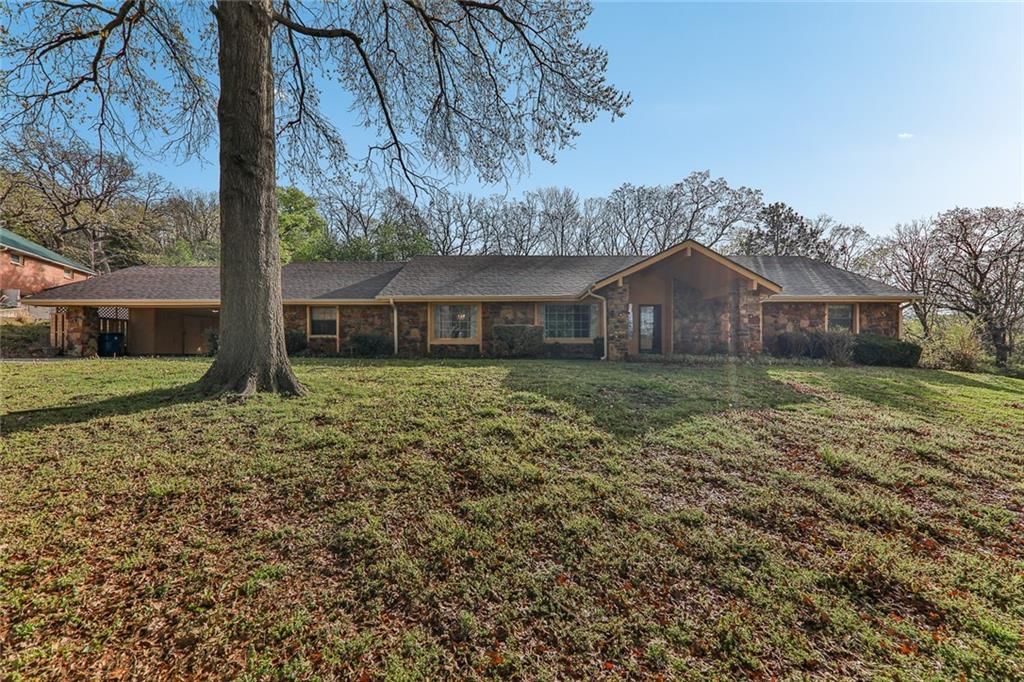 1301 Crestwood Drive — photo 2