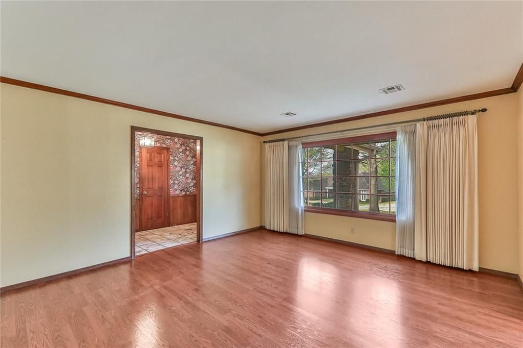 1301 Crestwood Drive — photo 8