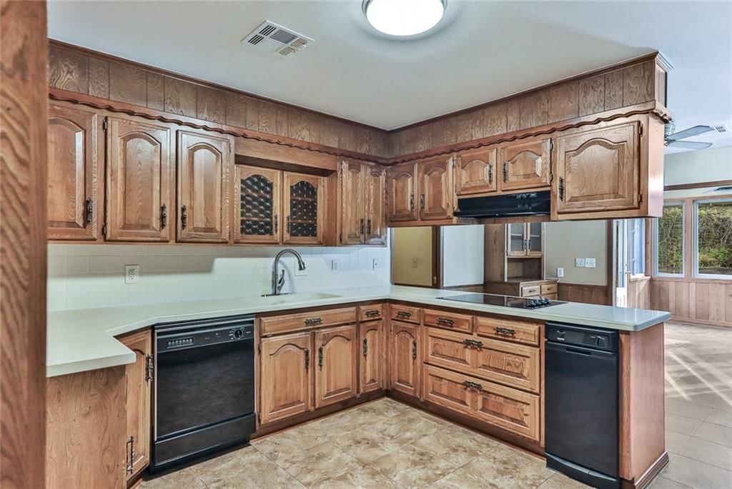 1301 Crestwood Drive — photo 12