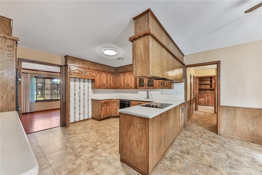 1301 Crestwood Drive — photo 14