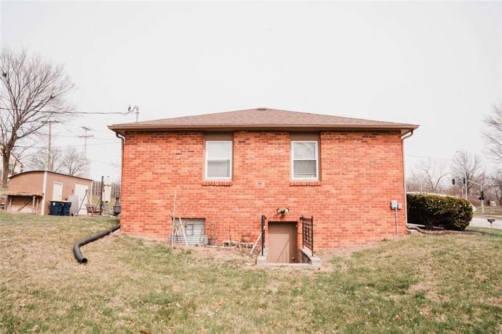 8308 N Troost Avenue — photo 28