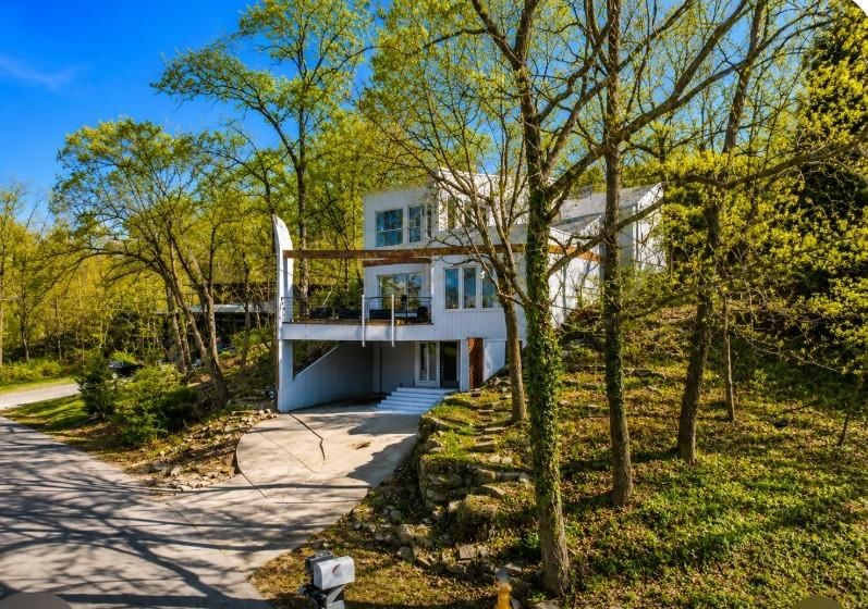 125 Lakeshore Drive S — photo 3