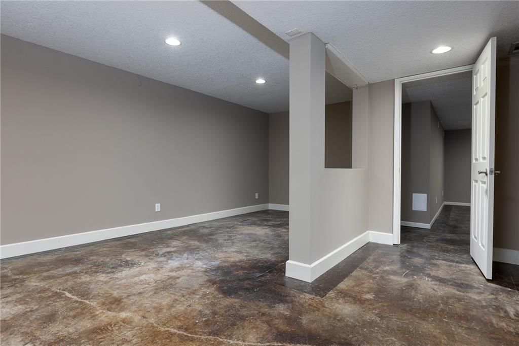 307 W 11th Terrace — photo 33