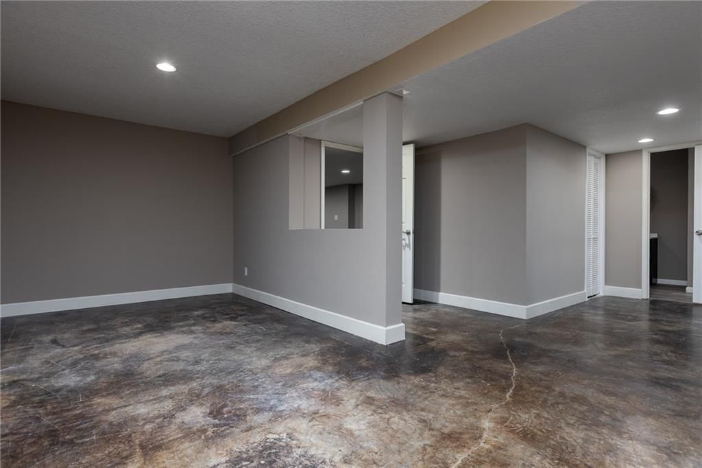 307 W 11th Terrace — photo 34