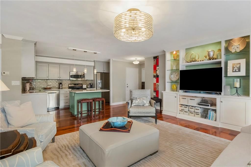 310 W 49th Street — photo 3