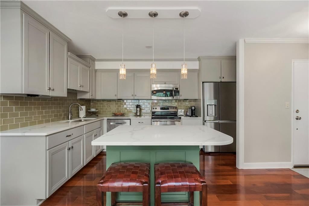 310 W 49th Street — photo 8