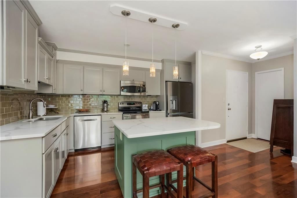 310 W 49th Street — photo 9