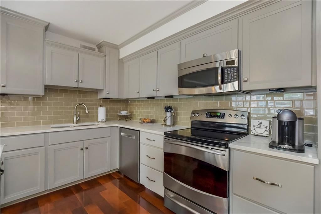 310 W 49th Street — photo 10