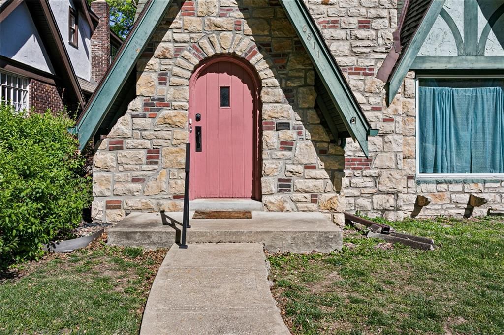 6811 Oak Street — photo 3