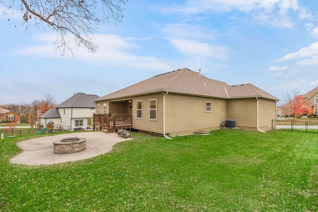 4552 NE PARK RIDGE Avenue — photo 32